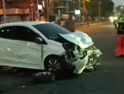 Kecelakaan di Perempatan Bangkong Semarang, Dua Mobil Ringsek Parah Usai Adu Banteng