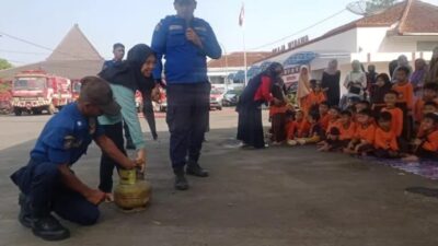 Kenalkan Bahaya Api, Damkar Banjarnegara Mengedukasi Puluhan Anak TK dan Wali Murid