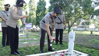 Kenang Jasa Pahlawan, Polres Sukoharjo Berziarah ke TMP Yudo Swargoloyo