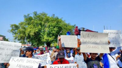 Ketua RT dan RW di Pati Demo di Kantor Bupati, Minta Tunjangan Rp500 Ribu/Bulan