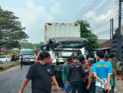 Laka Karambol 3 Truk & 1 Sepeda Motor Subah Batang, Polres Batang Evakuasi Korban