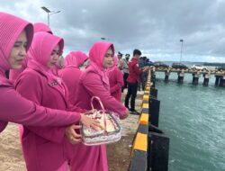 Meriahkan HUT Bhayangkara ke-77, Polres Pangandaran Gelar Upacara Tabur Bunga di Laut