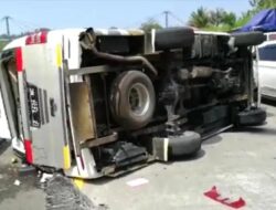 Minibus Terguling di Jalan Tol Solo – Semarang, 8 Orang Terluka
