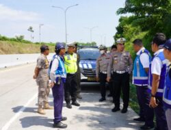 Parkir Liar Truk di Exit Tol Kandeman Batang Ganggu Ketertiban Lalu Lintas