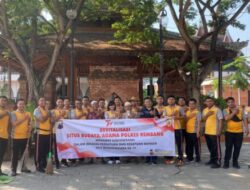 Bersihkan Makam Kartini, Polres Rembang Peduli Peninggalan Sejarah