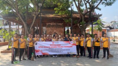 Bersihkan Makam Kartini, Polres Rembang Peduli Peninggalan Sejarah