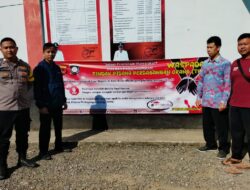 Personil Bhabinkamtibmas Polsek Kalipucang melakukan sosialisasi dengan memasang spanduk mengenai TPPO