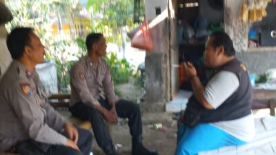 Personil Polsek Cilamaya Sampaikan Sosialisasi Layanan Kepolisian Call Center 110 Kepada Warga Desa Gempol