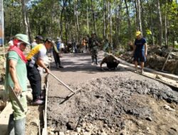 Polisi Sukoharjo Bantu Kerja Bakti Membangun Jalan dalam Program TMMD