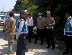 Polres Batang Giat Razia Truk Parkir Liar di Exit Tol Kandeman