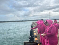 Polres Pangandaran Gelar Upacara Tabur Bunga di Dermaga Laut Jelang HUT Bhayangkara ke-77