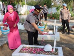 Kapolres Rembang Pimpin Upacara Ziarah Tabur Bunga di Makam Pahlawan