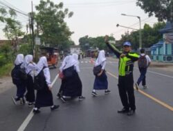 Polsek Kragan Rembang Gatur Lalin & Sebrangkan Anak Sekolah