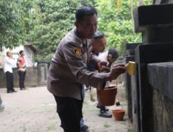 Personil Polres Sukoharjo Bersihkan Situs Budaya Petilasan Kraton Kartasura