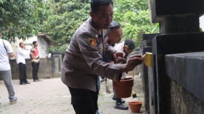 Personil Polres Sukoharjo Bersihkan Situs Budaya Petilasan Kraton Kartasura