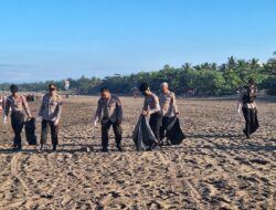 Seluruh Anggota Polres Pangandaran Laksanakan Bersih-Bersih Pantai Pangandaran