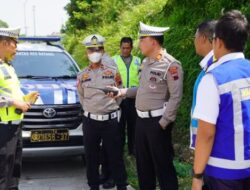 Tim Gabungan Polres Batang Tertibkan Parkir Liar di Exit Tol Kandeman