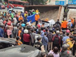 Tragedi Maut Mobil Tertimpa Truk di Ngaliyan Semarang