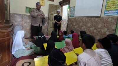 Mengajar Masyarakat Jambi Mengaji, Inilah Sosok Polisi Yang Inspiratif