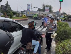 Yuk Tertib, Polisi di Karawang Bagikan Helm Gratis
