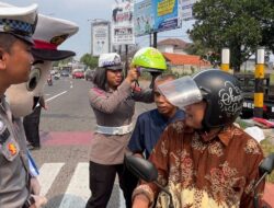 Yuk Tertib, Polisi di Karawang Bagikan Helm Gratis — Karawang