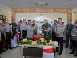 Bawa Kue & Nasi Tumpeng TNI Beri Kejutan Hari Bahayangkara Polres Sukoharjo
