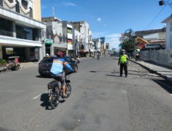 Anggota  lantas polsek sumur bandung antisiipasi kemacetan pada siang hari