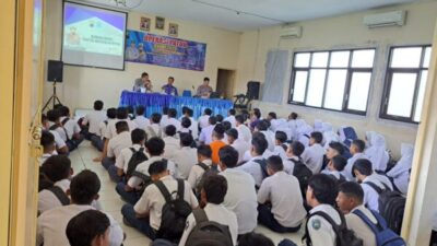 Pelajar SMK Al Mubarok Terima Sosialisasi Tertib Lalu Lintas dari Satlantas Polres Rembang