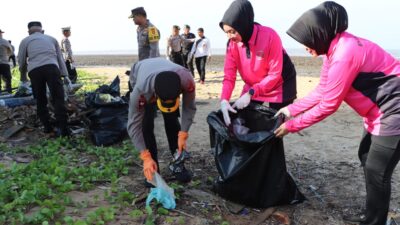 20 Kecamatan, Anggota Polres Ketapang Gandeng Generasi Millenia Bersihkan Sampah