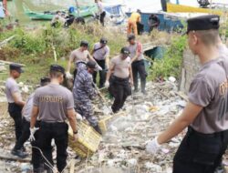 Aksi Bersih Lingkungan: Polres Rembang, TNI, dan Masyarakat Bersatu Bersihkan Sampah di Tepi Laut