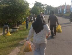 Aksi Peduli Kebersihan, Bhabinkamtibmas Polres Lamandau Bersih-Bersih Lingkungan
