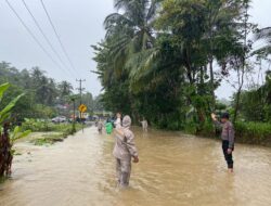 Anggota Polres Pangandaran Normalisasi Arus Lalin Pasca Banjir Cijulang