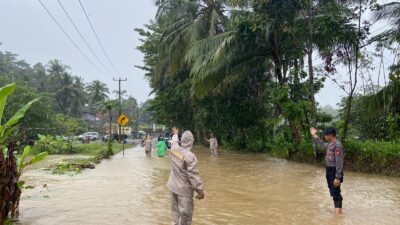 Polres Pangandaran, Evakuasi dan Pengaturan Arus Lalin Terdampak Banjir di Cijulang