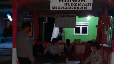Anggota Polsek Pakisjaya ngawangkong Dengan Warga Poskamling Di Desa Solokan