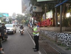 Anggota Unit Samapta Polsek Cidadap Melaksanakan Pengamanan Pasar Tumpah – Wilkum Polrestabes Bandung