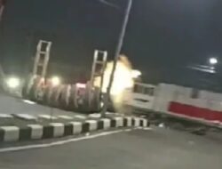 BREAKING NEWS! Kereta Api Tabrak Truk Trailer di Kota Semarang, Kebakaran Hebat Terjadi