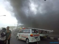 Bangunan di Telukan Sukoharjo Terbakar, Asap Hitam Tutupi Jalan