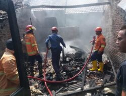 Baterai Ponsel Meledak saat Dicas, Rumah Seisinya di Rembang Ludes Terbakar