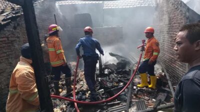 Baterai Ponsel Meledak saat Dicas, Rumah Seisinya di Rembang Ludes Terbakar