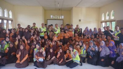Berbagi Kebahagiaan dan Kegembiraan, Dirlantas Polda Aceh Kunjungi SLB