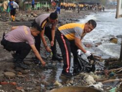 Personel Polres Batang Peduli Lingkungan, Punguti Sampah di Kawasan Pantai