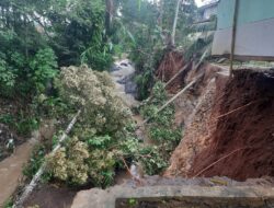 Bhabinkamtibmas Desa Saguling Cek Lokasi Bencana Tanah Longsor di Dusun Desa