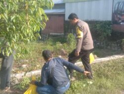 Jaga Kebersihan, Bhabinkamtibmas Polres Lamandau Gotong Royong Bersihkan Lingkungan