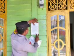 Bhabinkamtibmas Menempel Maklumat Kapolda Aceh Tentang Karhutla