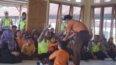 Momen Mengharukan: Dirlantas Polda Aceh Rayakan Kebahagiaan dengan Anak-anak SLB