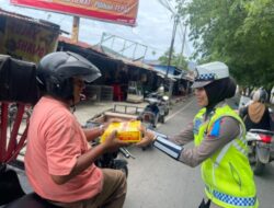 Ditlantas Polda Aceh Bagikan Nasi Kkotak kepada Masyarakat Tidak Mampu