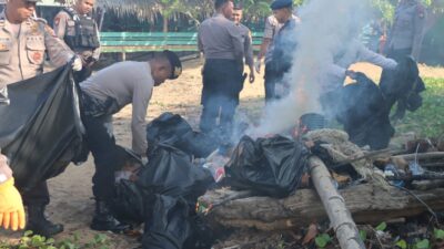 Generasi Milennia Kompak Bersama Kapolres Ketapang Bersihkan Sampah Di Obyek Wisata Pantai Pecal