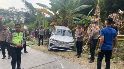 Kecelakaan di Turunan Jatibarang Semarang, Truk Oleng Seruduk Mobil-3 Motor