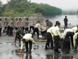 Jaga Lingkungan Wisata, Kapolda Jateng Pimpin Bersih-Bersih Pantai Tirang Semarang