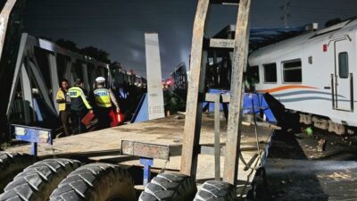 KA Brantas Tabrak Truk Trailer di Semarang, Api Berkobar